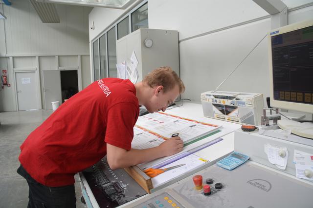 Weltmeister Christof Babinger aus Bergland bei der Arbeit in der Firma Queiser in Scheibbs. | Foto: Roland Mayr