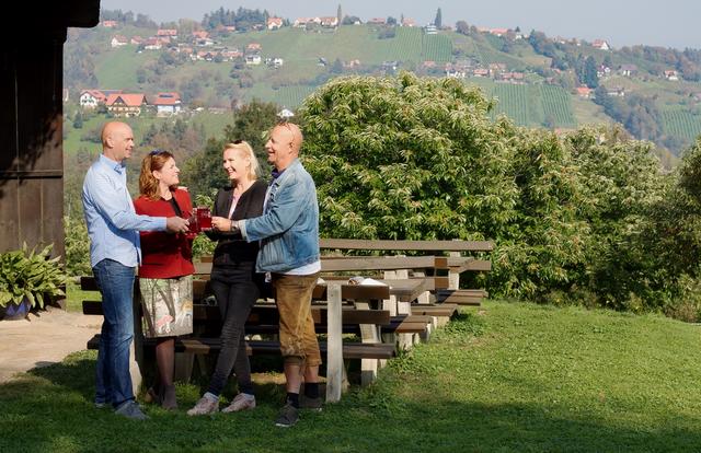 Beim Gustieren in der Weststeiermark: Robert Flieser und Sabine Flieser-Just mit Claudia und Hannes Rossbacher.