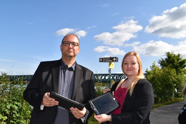 Museumsdirektor Christoph Helfer und die Redakteurin Victoria Breitsprecher probieren die App aus.