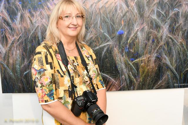Die Künstlerin – immer mit einer Kamera bewaffnet – vor einem ihrer Bilder