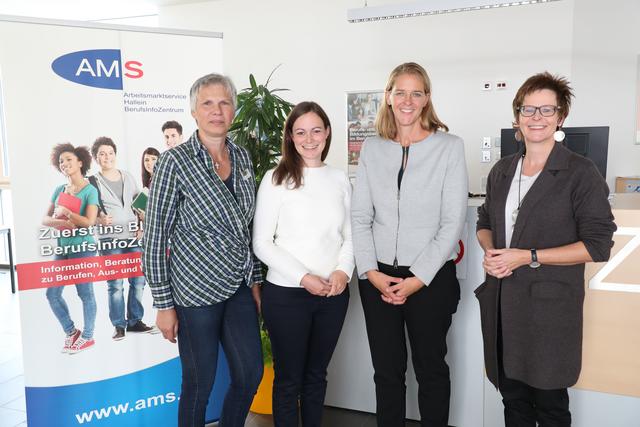 Sozialvernetzungstreffen Tennengau in Hallein: Andrea Rainer-Laubenstein (AMS Hallein, Regionalleitung), Juliane Schmidt (Akzente Tennengau), Landesrätin Andrea Klambauer und Corona Rettenbacher (Forum Familie Tennengau) (v.l.).  | Foto: Land Salzburg / Franz Neumayr 