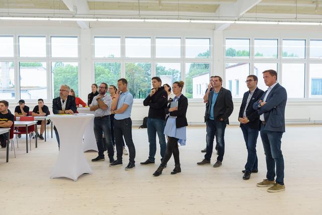 Auch die Ausbildner aus Lehrbetrieben in ganz Tirol verfolgten die Präsentation der digitalisierten Baulehre mit Spannung. | Foto: ofp.kommunikation