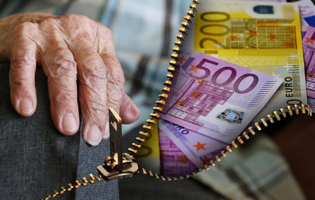 Pensionistin fiel auf Betrüger herein