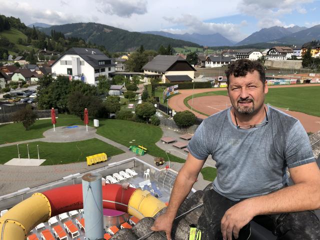 Bademeister Hans-Jürgen Santner und sein Team haben in den drei Wochen der Revision alle Hände voll zu tun.  | Foto: Alexander Holzmann
