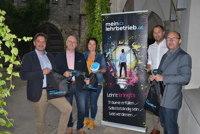 Bei der fünften Ausgabe punktet das "Karriere Clubbing" im Schloss Rothschild in Waidhofen an der Ybbs erstmals mit Werkstatt-Zelten im Innenhof. Die Fachmesse für Lehrberufe im Mostviertel findet von 25. bis 27. September statt. Am Bild: Waidhofens Bürgermeister Werner Krammer, Obmann Willi Hilbinger, Obmann-Stellvertreterin Regina Günther, Obmann-Stellvertreter und Werkstätten-Initiator Markus Felber sowie das neue Vorstandsmitglied Thomas Müllauer. | Foto: Stefab Hackl