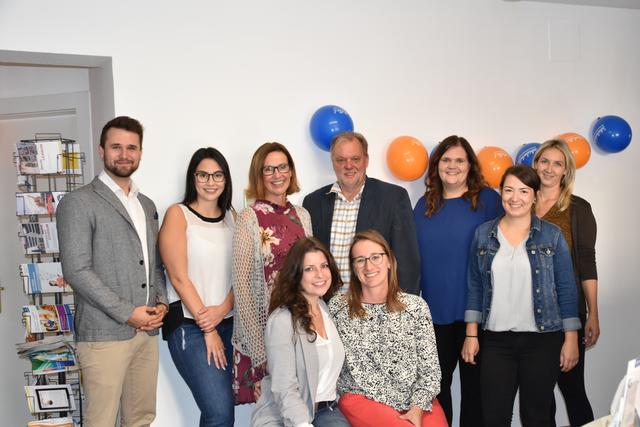 Barbara Bodlaj (hinten 3.v.li.) mit Bürgermeister Martin Treffner und ihrem Schülerhilfe-Lehrer-Team