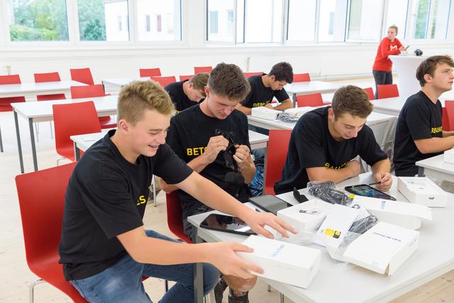 An der Bauakademie in Innsbruck gab's für die Baulehrlinge im zweiten Lehrjahr die ersten Tablets in Tirol. | Foto: ofp.kommunikation
