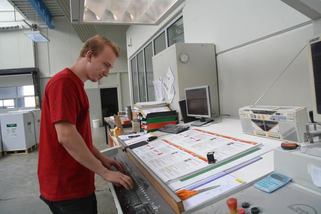 Weltmeister Christof Babinger aus Bergland bei der Arbeit in der Firma Queiser in Scheibbs. | Foto: Roland Mayr