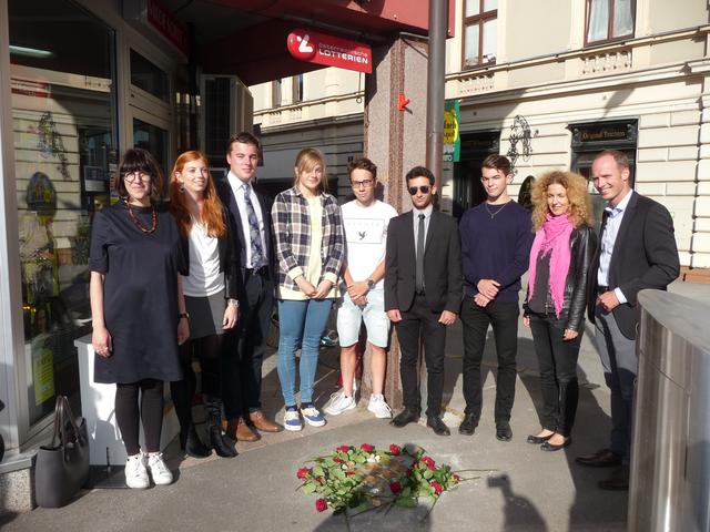 Aya Zarfati, Enkelin von Alice Werdisheim, Geschichtelehrerin Anna Rath, Kulturreferent Johannes Gsaxner, Schüler der 8 C des Alten Gymnasiums Leoben, Lehrerin Nina Pongratz und Martin Baumann, provisorischer Leiter (v.l.), bei der Verlegung der sechs Stolpersteine am Waasenplatz 1 in Leoben.