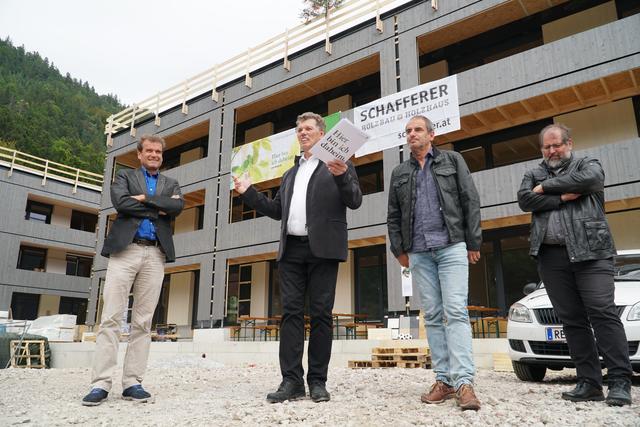 WE-Direktor Walter Soier (2.v.l.) und Bgm. Manfred Immler (3.v.l.) freuten sich über den raschen Baufortschritt.