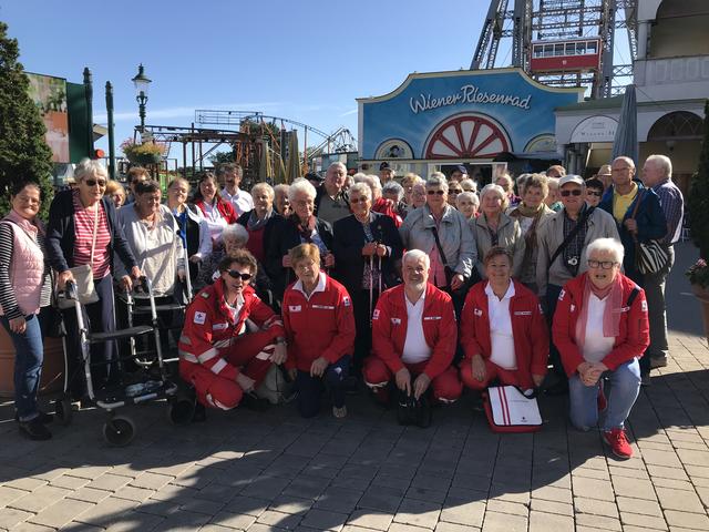 Bezirksstellenleiterin Maria-Anna Wahringer (1. Reihe, 2. v.r.) mit ihrem Team und den 45 Teilnehmern vor dem Wiener Riesenrad