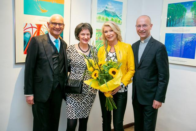 Bei der Eröffnung: Gerald Grüssl, Künstlerin Stefanie Grüssl, Moderatorin Elisabeth Vogel und Dompfarrer Toni Faber (v.l.). | Foto: Matthias Silveri