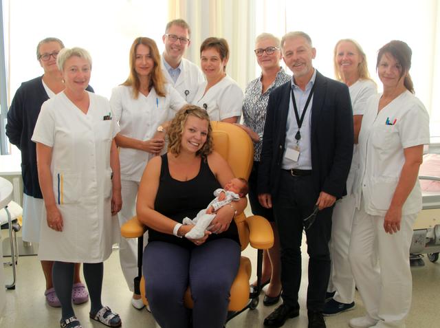 Zur Geburt ihres Sohnes Max, der gleichzeitig auch das 600. Baby des heurigen Jahres im Landesklinikum war, gratulierten der glückliche Mutter Lydia Konlechner: Leitende Hebamme Gabriele Springer, DKKS Brigitta Schamböck, Prim. Jutta Falger, MBA, MSc (Leiterin Kinder und Jugendabteilung), Prim. Priv. Doz. Dr. Felix Stonek, MBA, Bereichsleitung Eltern-Kind DGKP Monika Pichler, MBA, die Kaufmännische Direktorin Jutta Stöger, MSc, Ärztlicher Direktor Dr. Christian Cebulla, Pflegedirektor-Stellvertreterin DGKP Gabriele Rudorfer, akad. PD und DGKP Monika Tonner (v.l.).