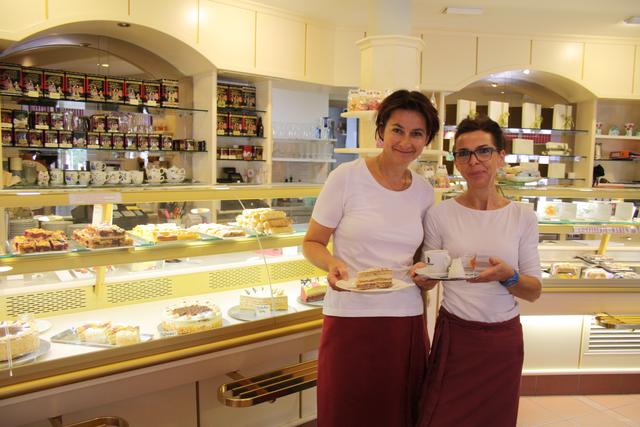 Claudia Eder (rechts) und Sylvia Egger gehören zum Team des Café Seeboden | Foto: WOCHE