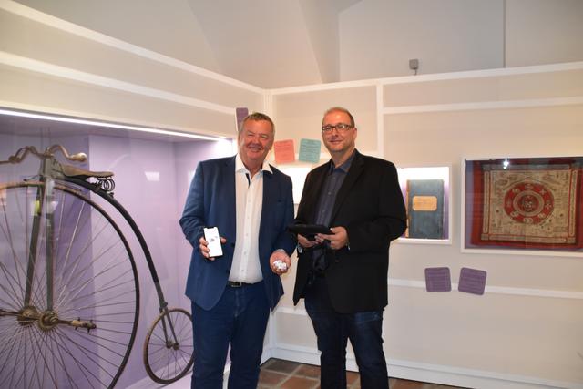 Gemeinderat Peter Höckner und Museumsdirektor Christoph Helfer präsentieren die neue Virtulleum-App.