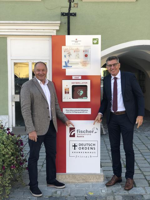 Bgm. Josef Kronlechner und Ernst Benischke bei der neuen Defisäule am Friesacher Hauptplatz | Foto: Stadtgemeinde Friesach