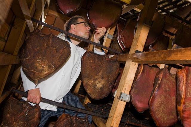 Metzgerwirt Chef Emanuel Stadler in der Selchkammer