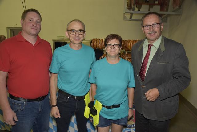 Mithelfende Gemeinderäte Martin Hammerschmid, Roman Strobl, Petra Brunthaler mit Richard Hogl.
