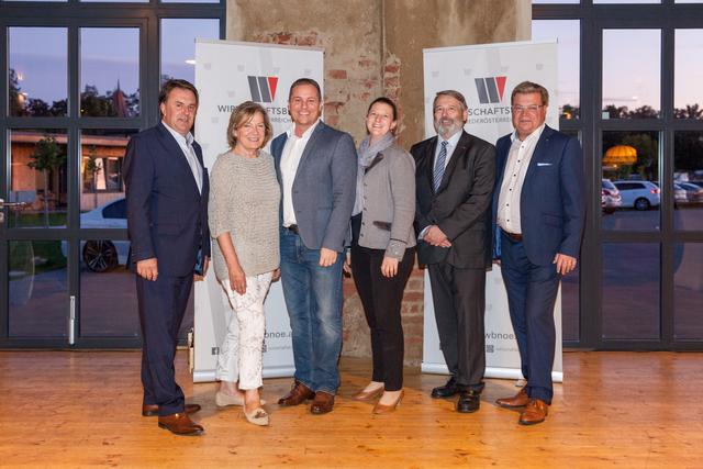 Wirtschaftsbund Niederösterreich Obmann Wolfgang Ecker (li.), Direktor Harald Servus (re.), sowie WKNÖ-Präsidentin Sonja Zwazl (2.v.l.) mit der Tullner Delegation: Markus Aulenbach, Linda Bläuel, Günther Berger. Das hauseigene Mentoring-Programm des Wirtschaftsbund NÖ bietet den Teilnehmern eine exklusive Ausbildung für die Interessenvertretung.