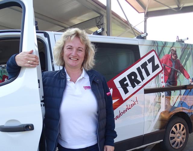 Prokuristin Roswitha Koller steht unter anderem dank ihrer beiden Lehrausbildungen mit beiden Beinen felsenfest im Leben und freut sich jeden Tag auf ihren Job.