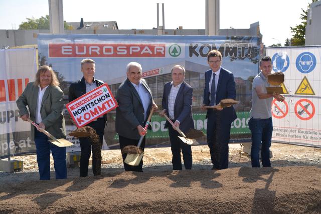 Stefan Supper, Hannes Supper, KommR Michael Leier, Bürgermeister Georg Dillhof, SPAR-Geschäftsführer Mag. Alois Huber und Marktleiter Senad Salihovic.