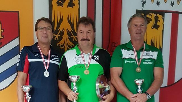 Stefan Solböck (M.) holte den Seniorentitel für den ESV Wang.