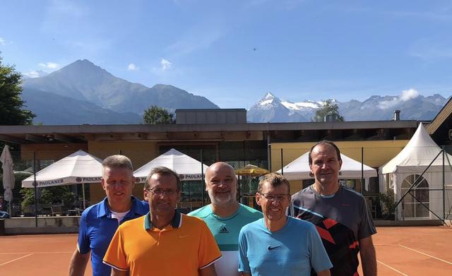 Manfred Jungnitsch, Klaus Phillip, Wolfgang Parik, Peter Dopler und MF Hannes Gamse (v.l.) vor der eindrucksvollen Kulisse des Kitzsteinhorns