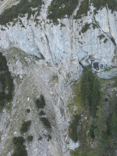 Unterhalb des Gamskars im Wilden Kaiser wurde die Frau vom Team des Polizeihubschraubers entdeckt, sie stürzte rund 120 Meter tief ab und zog sich tödliche Verletzungen zu.