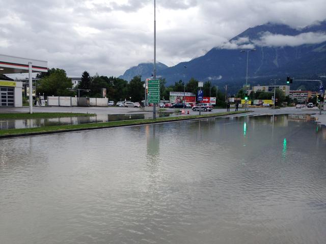 Vor gut 5 Jahren gab es auch in der Andechsstraße einen massiven Wasserrohrbruch – hier im Bild. In Arzl soll er bis heute Abend behoben werden und die Wasserversorgung wieder problemlos funktionieren. | Foto: ZEITUNGSFOTO