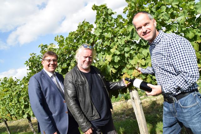 Gemeinsam mit Bürgermeister Michael Oberschil und Weinbauvereins-Obmann Josef Deutsch, erkundete Gregor Seberg den Weinort Hagenbrunn samt neuem Weinwanderweg.