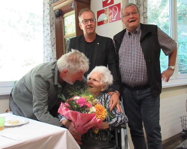 Jubilarin mit Klara Divan mit ihrer Familie und Bgm. Wolfgang Jörg (2.v.re.).