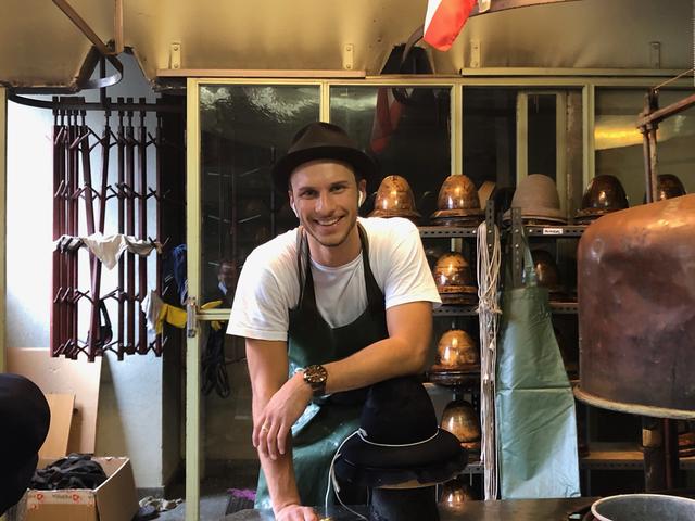 Leon Freiberger macht derzeit bei der Hutmacherei Zapf seine Ausbildung. | Foto: Anita Marchgraber