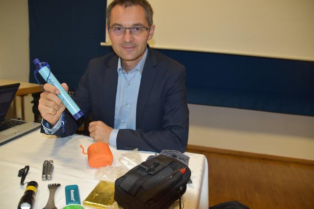 Herbert Saurugg, Experte für die Vorbereitung auf den Ausfall lebenswichtiger Infrastrukturen, gibt in Telfs Einblicke in das instabile Stromversorgungsnetz in Europa und wie man sich für den schlimmsten Fall, den "Blackout", vorbereitet.