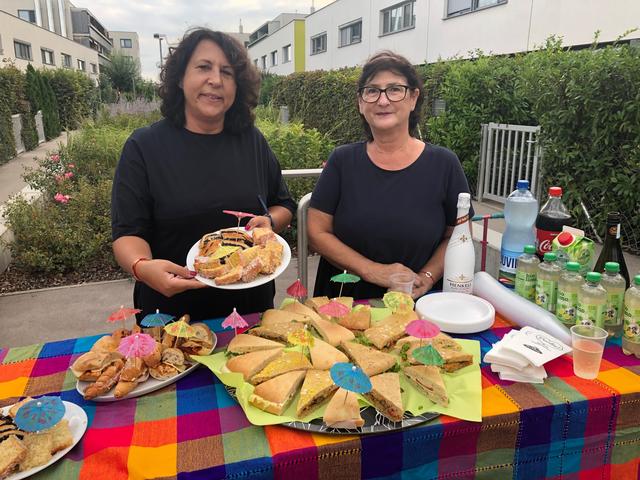"Picknick im Hof"-Gewinnerin Ingrid Bosch (r.) bereitet mit ihrer Freundin Susanne Deutsch alles für den Ansturm der Gäste vor.