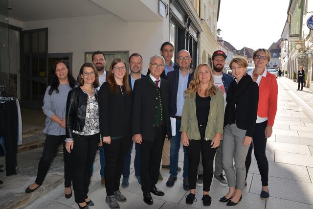 Versammelten sich am Hohen Platz: Bgm. Hans-Peter Schlagholz, LH-Stv. Gaby Schaunig, Jurymitglieder und die Pop-up-Gewinner