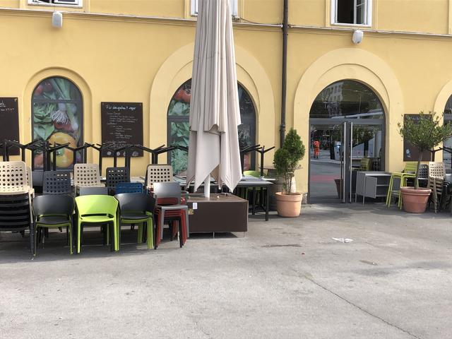 Ungewöhnlicher Anblick am Marktplatz. Geschlossene Terrasse beim Restaurant Cammerlander und Tapabar. Die Familie will die Betriebe aber weiterführen.
