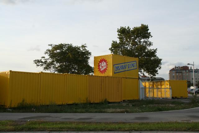Der gelbe Container-Park am Verteilerkreis stört die Anrainer besonders. Sie wünschen sich eine Grünoase. | Foto: Karl Pufler