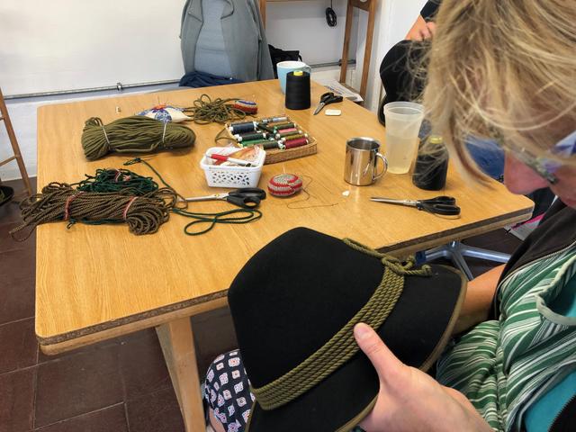 Freibergers Ausbildnerin Elfi Schwarzenberger näht eine Kordel annähernd unsichtbar fest. | Foto: Anita Marchgraber