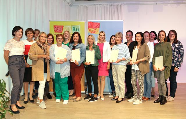 11 burgenländische Kindergärten, darunter Draßmarkt, Neckenmarkt und Weingraben wurden von Bildungslandesrätin Daniela Winkler für die Teilnahme am GeKiBu-Schulungsprogramm ausgezeichnet.
