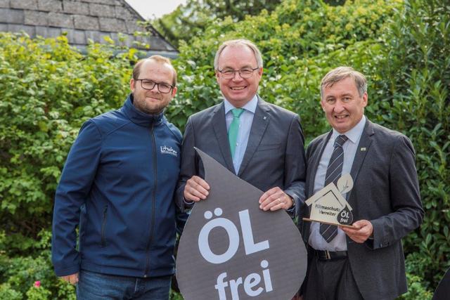 LH-Stellvertreter Stephan Pernkopf und Herbert Greisberger, Geschäftsführer der Energie- und Umweltagentur NÖ, gratulierten Stadtamtsdirektor Jürgen Uitz zur Auszeichnung als Öl-freie Gemeinde!