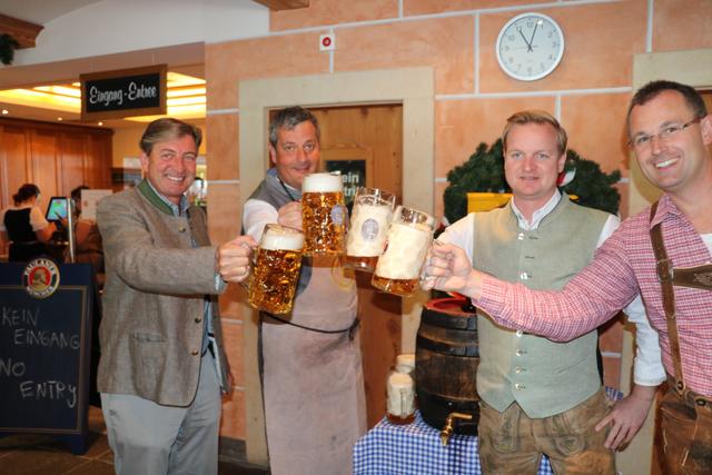 Gelungener Auftankt zum 11. Oktoberfest auf der Zugspitze. Sie stoßen an: Franz Dengg sen., BGM Martin Hohenegg, Franz Dengg jun. und Alfred Linzgiseder.