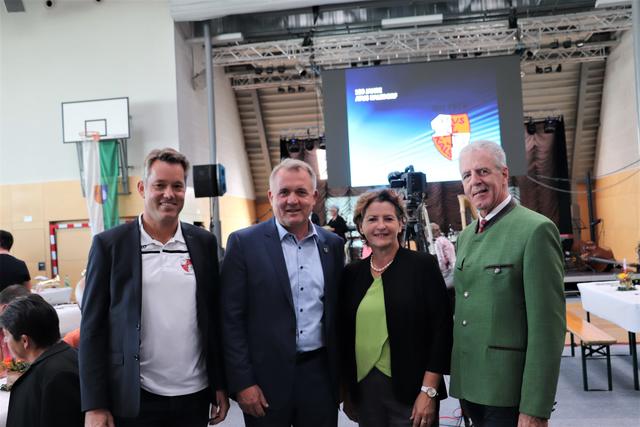 ATUS Kalsdorf-Obmann Klaus Blechinger mit Bgm. Manfred Komericky, LR Ursula Lackner und ASKÖ-Präsident Gerhard Widmann. | Foto: Edith Ertl