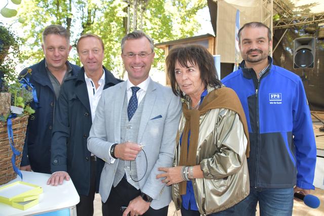 Ein Geschenk für Bundesparteiobmann Norbert Hofer: LR Alexander Petschnig, LHStv Johann Tschürtz, BPO Norbert Hofer, 3.LT-Präs. Ilse Benkö und LA Markus Wiesler | Foto: Michael Strini