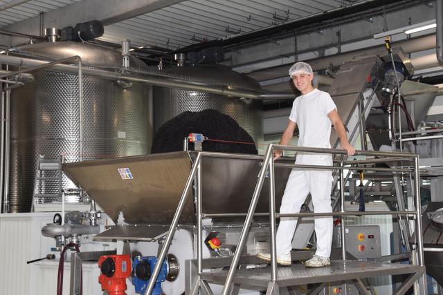 Den relativ neuen Lehrberuf des Lebensmitteltechnikers hat sich Felix Heindl gewählt. Er arbeitet bei der Güssinger Firma Vulcolor mit Holunder. | Foto: Martin Wurglits