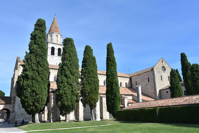 Die romanische Basilika von Aquileia oder Basilika Santa Maria Assunta von Aquileia ist die ehemalige Patriarchalbasilika des Patriarchats von Aquileia und Hauptkirche der italienischen Stadt Aquileia. Sie gehört zum UNESCO-Weltkulturerbe und trägt den kirchlichen Titel einer Basilica minor