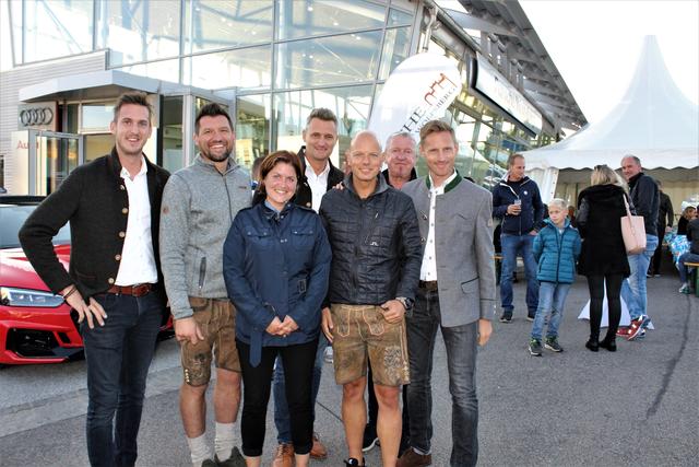Geschäftsführer Mario Hobel (3.v.re.) mit Mitgliedern des Teams von Porsche Wolfsberg