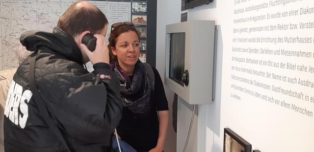 Pfarrerin Anna Kampl beim Besuch im Museum des Diakoniewerks in Gallneukirchen