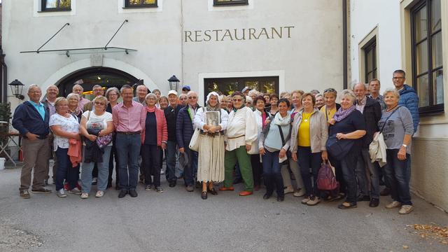 Viele freiwillige Helfer im Gesundheitsdienst des Roten Kreuzes freuten sich über die Stadtführung in Steyr und den Imbiss