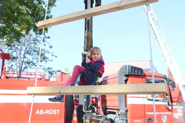 Katharina (4) aus Kirchdorf am Inn beim Strickleiterklettern.