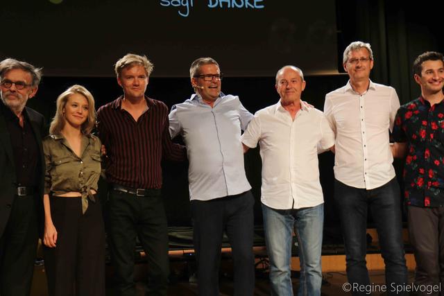 Ein Abend mit hochkarätigen Künstlern, die sich für die Herzensangelegenheit des Sterntalerhofes unentgeltlich auf die Bühne stellten.
DI Johann Konvicka, Verena Doublier und Seastian Radon alias WIENER BLOND, Moderator des Abends Gerold Rudle, Frank Sinatra Interpret Erich Harand, Geschäftsführer vom Sterntalerhof Mag. Harald Jankovits und Kabarettist Omar Sarsam.
